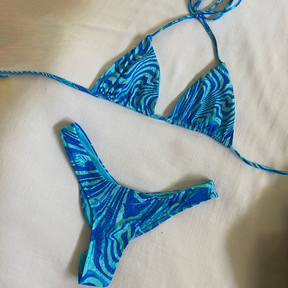Frankie’s Bikinis Set